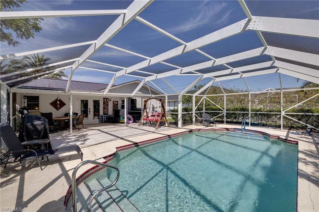 Image 5 of property listing at 617 SW 9TH AVE, Cape Coral, FL 33991