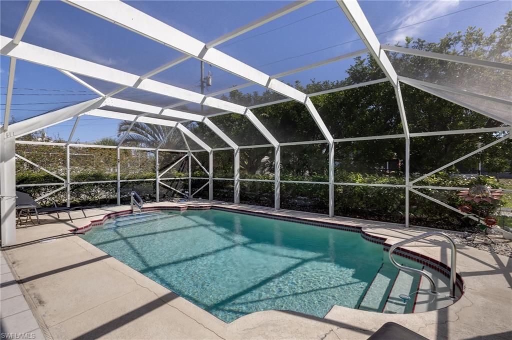 Image 7 of property listing at 617 SW 9TH AVE, Cape Coral, FL 33991