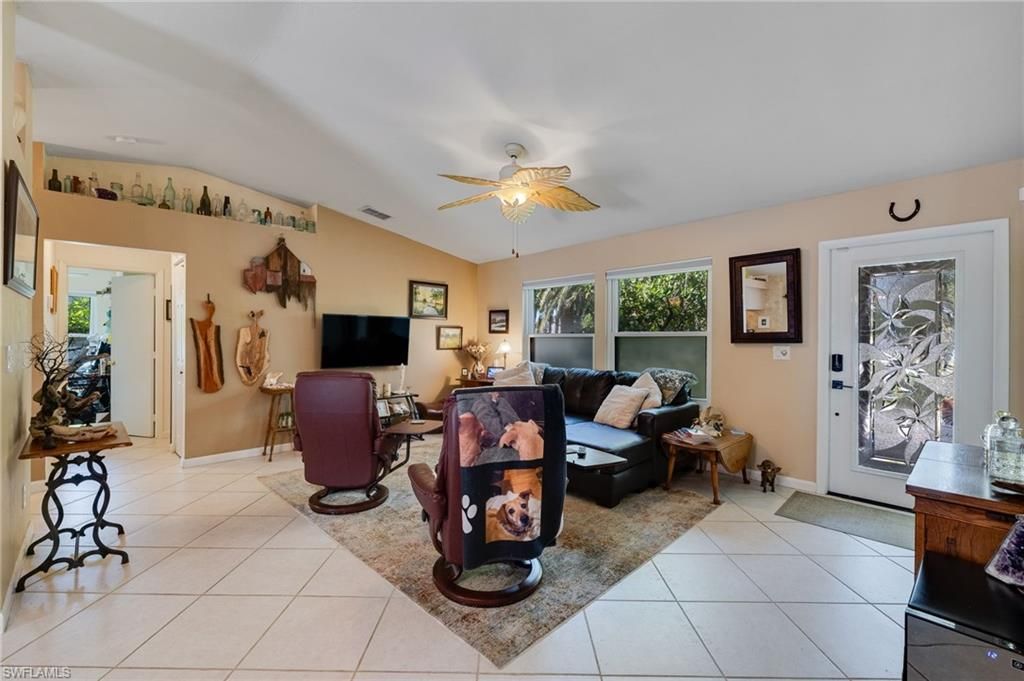 Image 9 of property listing at 617 SW 9TH AVE, Cape Coral, FL 33991