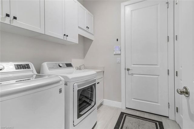 9032 Saint Lucia DR, Naples, FL 34114