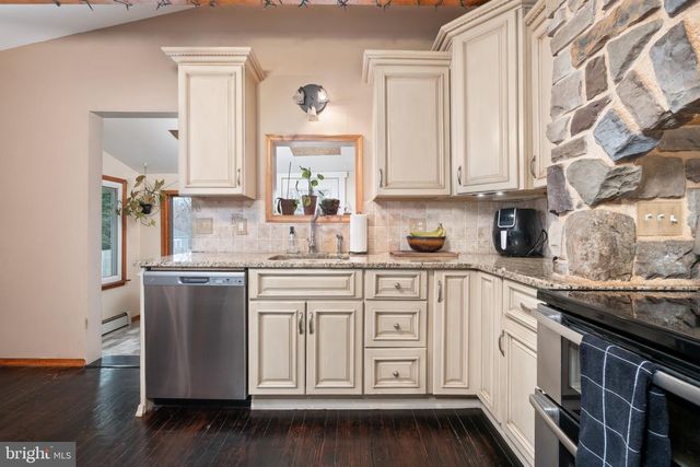1124 FURNACE ST, Hellertown, PA 18055