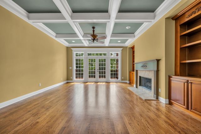 1032 Dogwood Ln, Burns, TN 37029