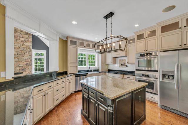 1032 Dogwood Ln, Burns, TN 37029
