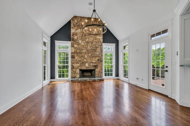 1032 Dogwood Ln, Burns, TN 37029