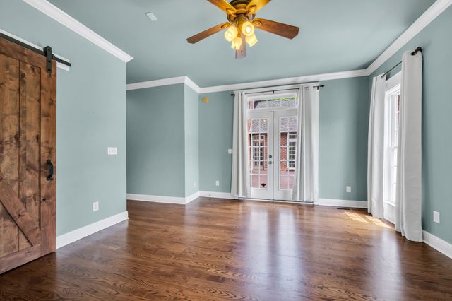 1032 Dogwood Ln, Burns, TN 37029
