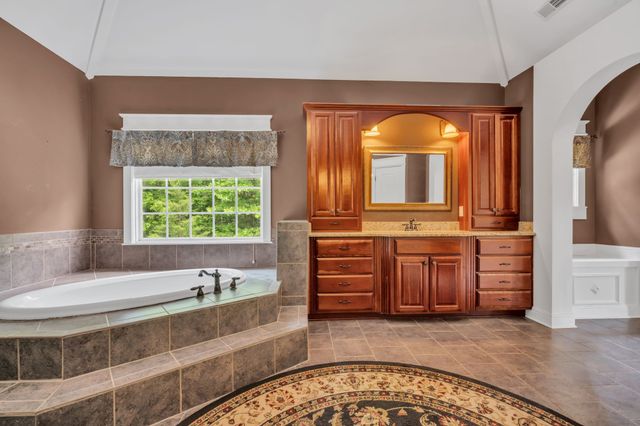 1032 Dogwood Ln, Burns, TN 37029