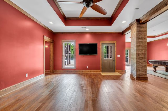 1032 Dogwood Ln, Burns, TN 37029