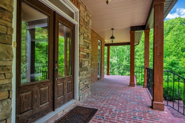 1032 Dogwood Ln, Burns, TN 37029