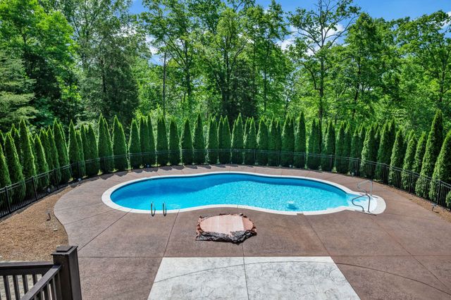 1032 Dogwood Ln, Burns, TN 37029