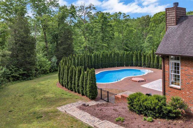 1032 Dogwood Ln, Burns, TN 37029