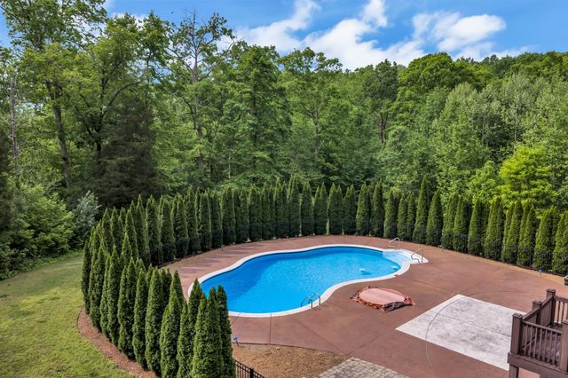 1032 Dogwood Ln, Burns, TN 37029
