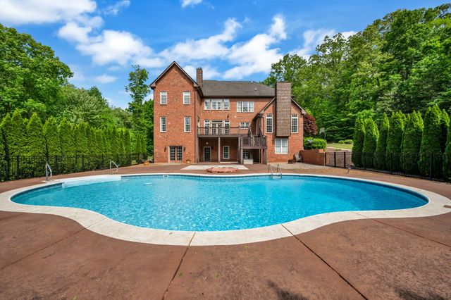 1032 Dogwood Ln, Burns, TN 37029