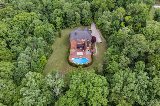 1032 Dogwood Ln, Burns, TN 37029