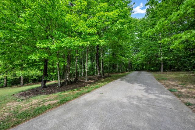 1032 Dogwood Ln, Burns, TN 37029