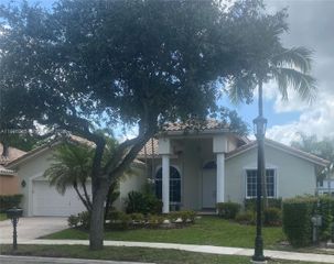 3066 Lakewood Cir, Weston, FL 33332