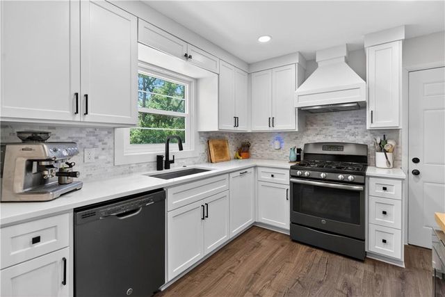 5715 W 78th Terrace, Prairie Village, KS 66208