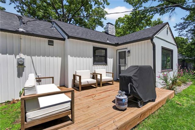 5715 W 78th Terrace, Prairie Village, KS 66208