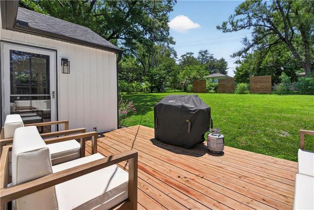 5715 W 78th Terrace, Prairie Village, KS 66208