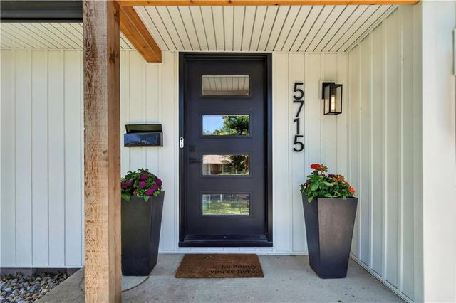 5715 W 78th Terrace, Prairie Village, KS 66208