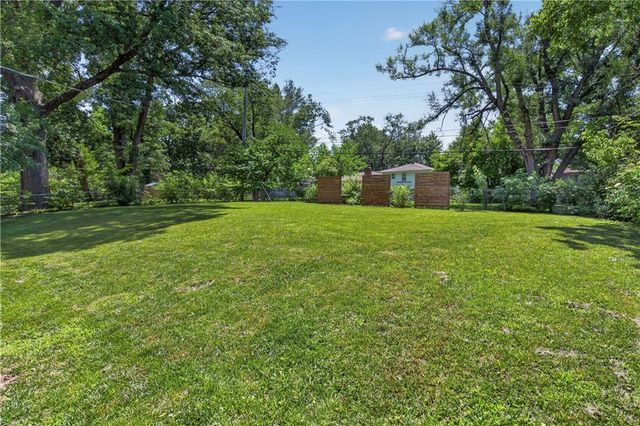 5715 W 78th Terrace, Prairie Village, KS 66208