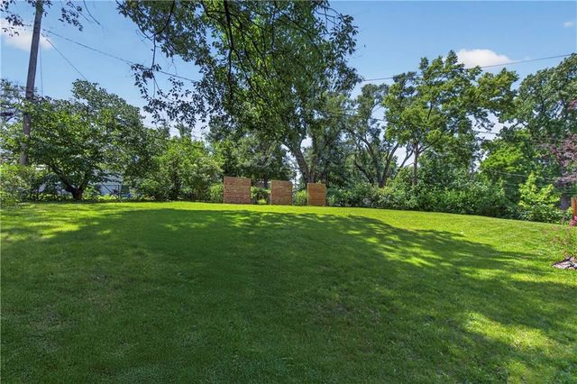 5715 W 78th Terrace, Prairie Village, KS 66208