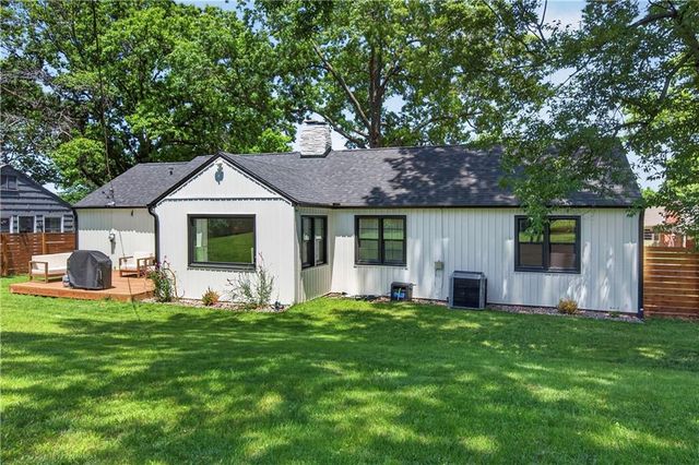 5715 W 78th Terrace, Prairie Village, KS 66208