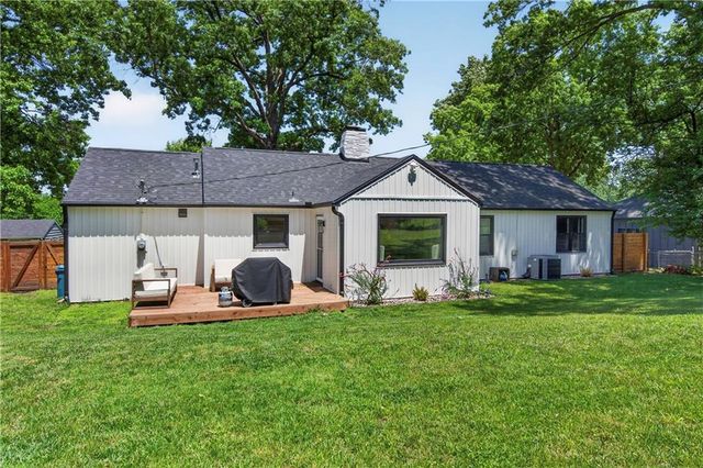5715 W 78th Terrace, Prairie Village, KS 66208