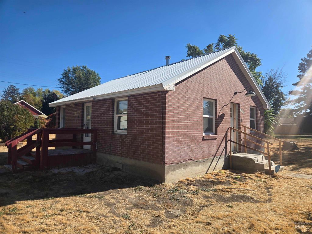 1110 Colorado St, Gooding, ID 83330 photo 2