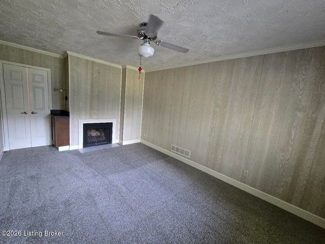 5800 Coach Gate Wynde APT 273, Louisville, KY 40207