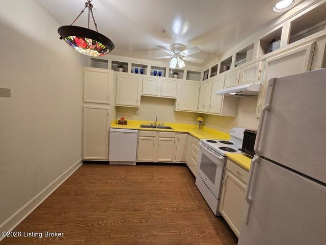 5800 Coach Gate Wynde APT 273, Louisville, KY 40207