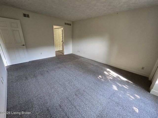 5800 Coach Gate Wynde APT 273, Louisville, KY 40207