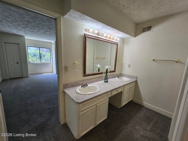 5800 Coach Gate Wynde APT 273, Louisville, KY 40207