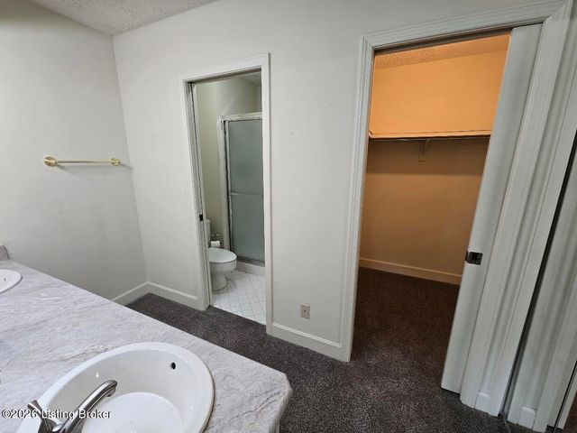 5800 Coach Gate Wynde APT 273, Louisville, KY 40207