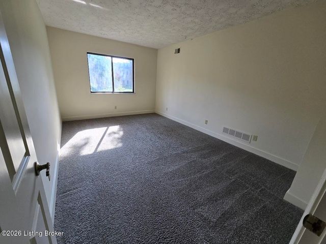 5800 Coach Gate Wynde APT 273, Louisville, KY 40207