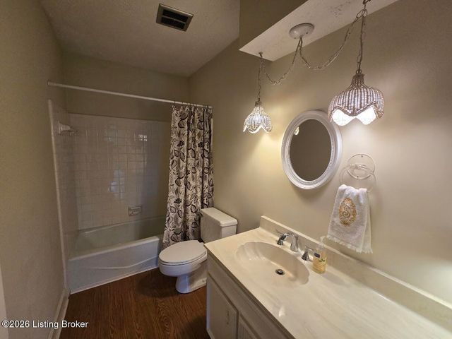 5800 Coach Gate Wynde APT 273, Louisville, KY 40207