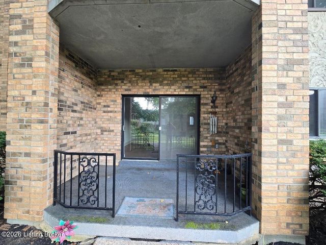 5800 Coach Gate Wynde APT 273, Louisville, KY 40207