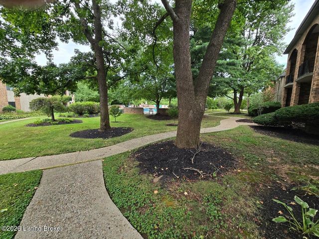5800 Coach Gate Wynde APT 273, Louisville, KY 40207