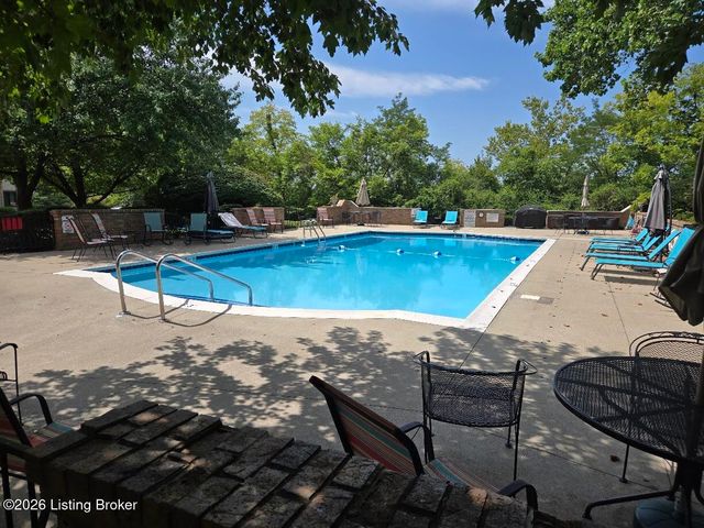5800 Coach Gate Wynde APT 273, Louisville, KY 40207