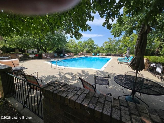 5800 Coach Gate Wynde APT 273, Louisville, KY 40207