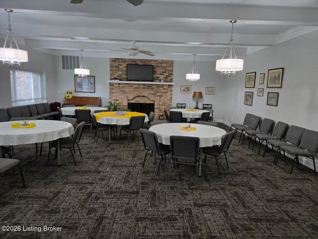 5800 Coach Gate Wynde APT 273, Louisville, KY 40207