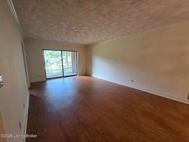 5800 Coach Gate Wynde APT 273, Louisville, KY 40207