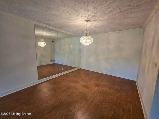 5800 Coach Gate Wynde APT 273, Louisville, KY 40207