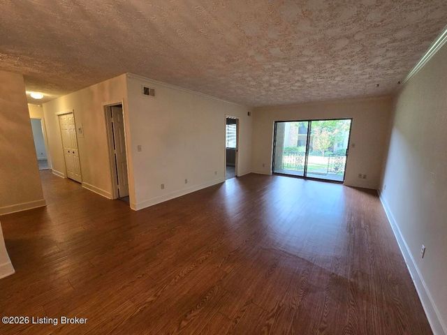 5800 Coach Gate Wynde APT 273, Louisville, KY 40207