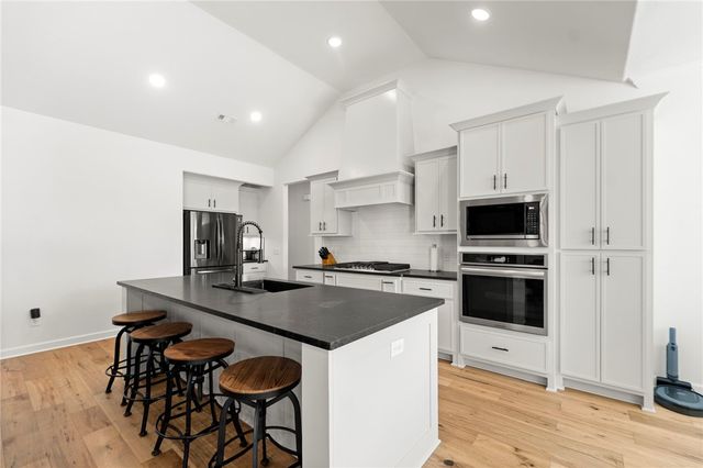 879 Budrio Avenue, Tontitown, AR 72762