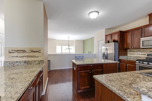 533 Plaza Place, Aurora, IL 60504
