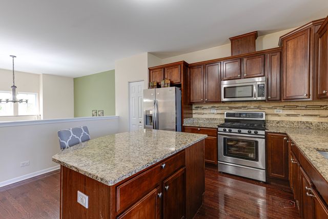533 Plaza Place, Aurora, IL 60504