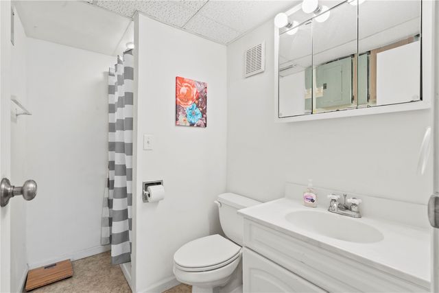 6664 Sand Ct SW, Cedar Rapids, IA 52404