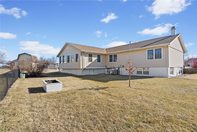 6664 Sand Ct SW, Cedar Rapids, IA 52404