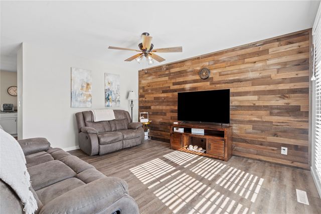 6664 Sand Ct SW, Cedar Rapids, IA 52404