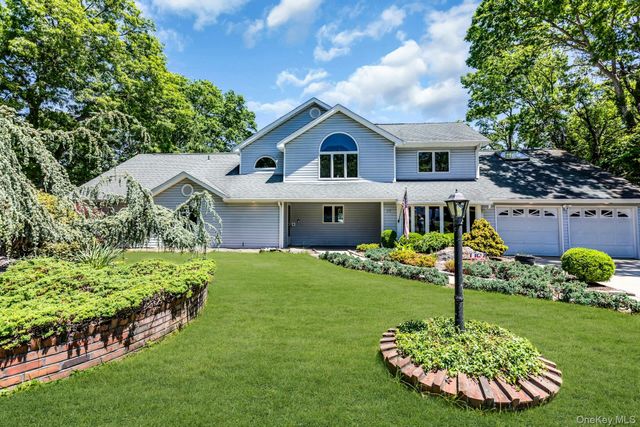 23 Campus Lane, Ronkonkoma, NY 11779